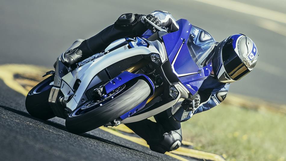 2016-Yamaha-YZF-R1-EU-Race-Blu-Action-001